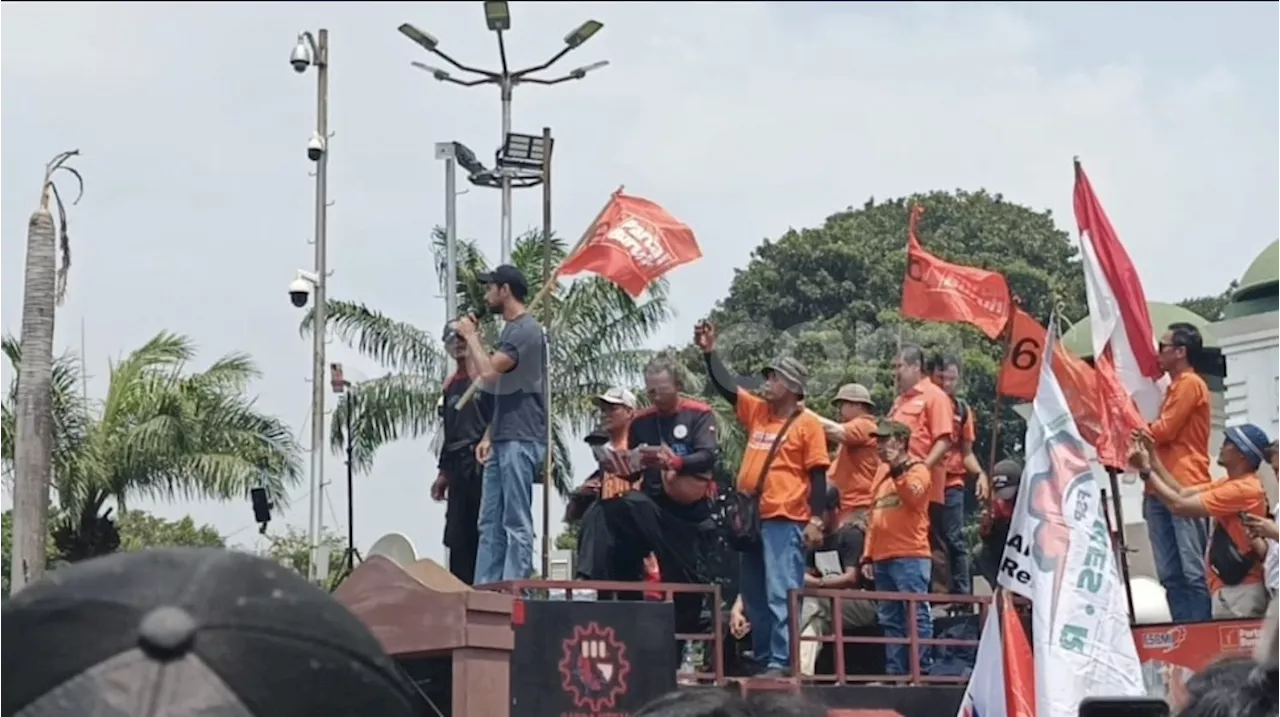 Reza Rahadian Orasi di Depan Gedung DPR: Negara Ini Bukan Milik Keluarga Tertentu!