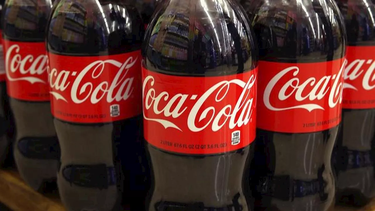 Santé : une ONG détecte des traces de microplastiques dans le Coca-Cola et le Schweppes en bouteille