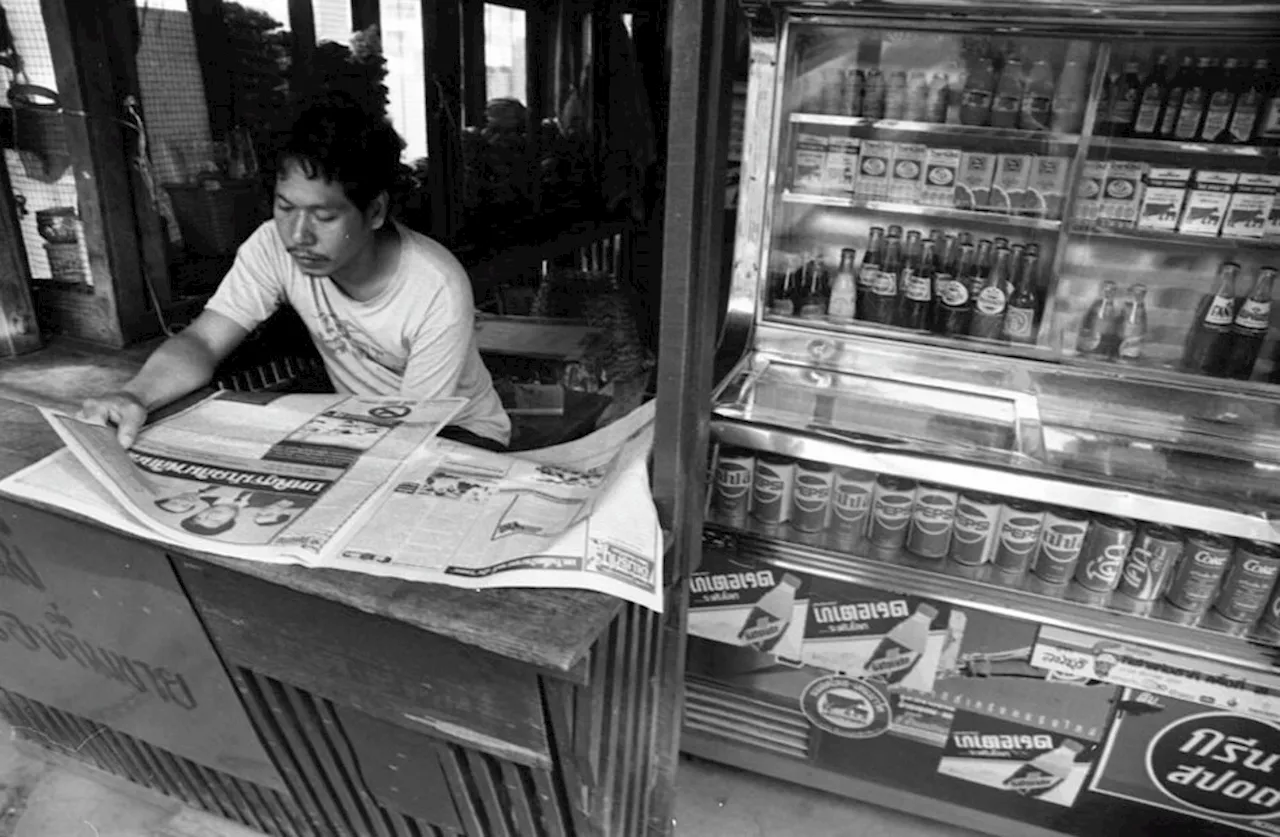 Fotoserie „Zeitungsleser:innen“: Ein Display aus Papier und Tinte