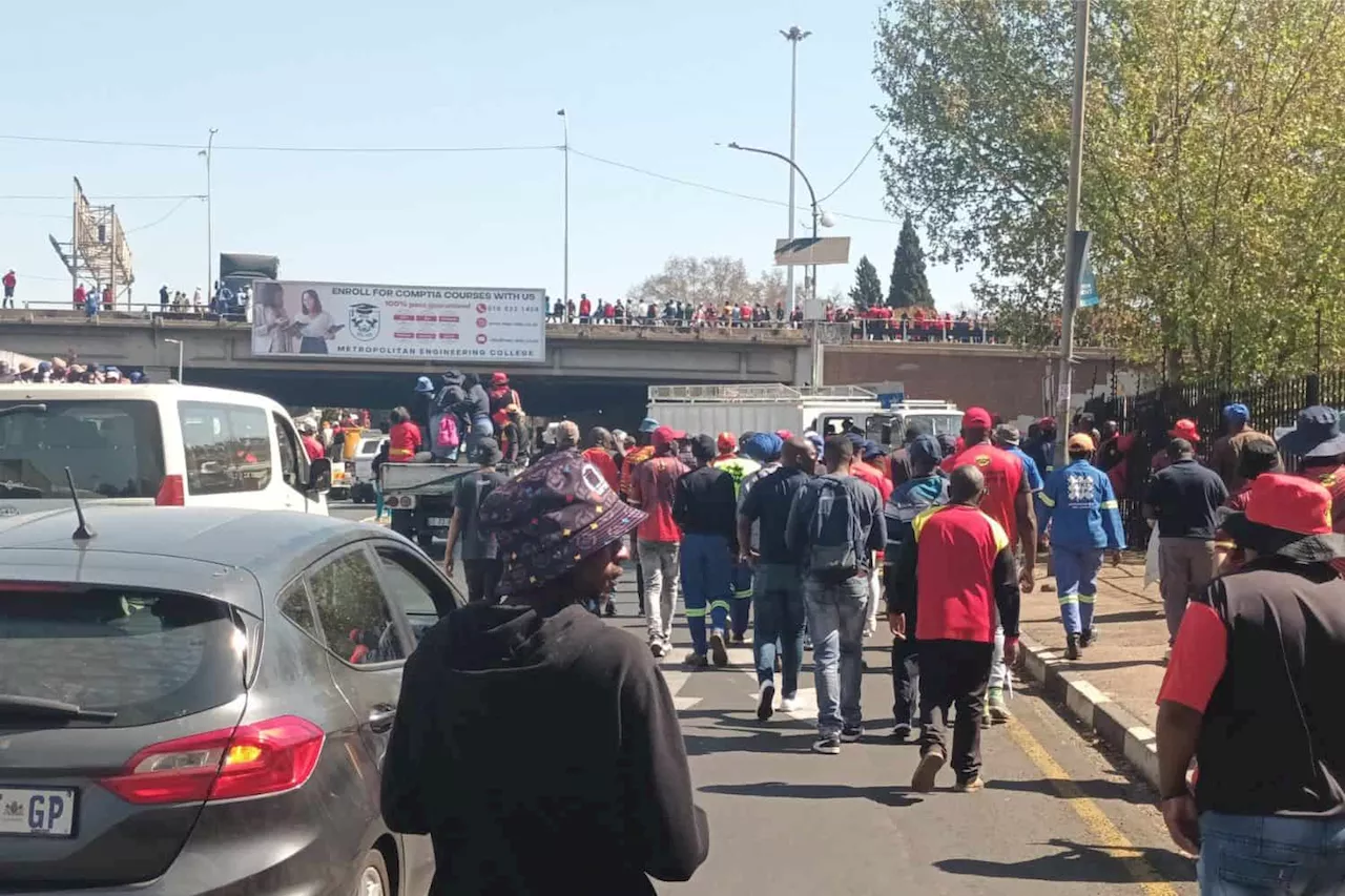 M1 and M2 highways blocked by 10 000 protesting Samwu workers [VIDEOS]