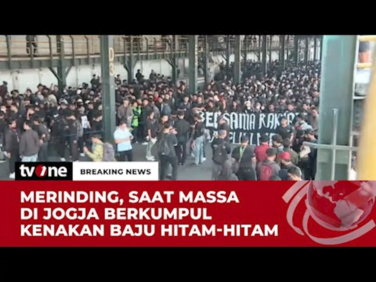 Berpakaian Hitam-hitam, Massa Siap Melakukan Long March