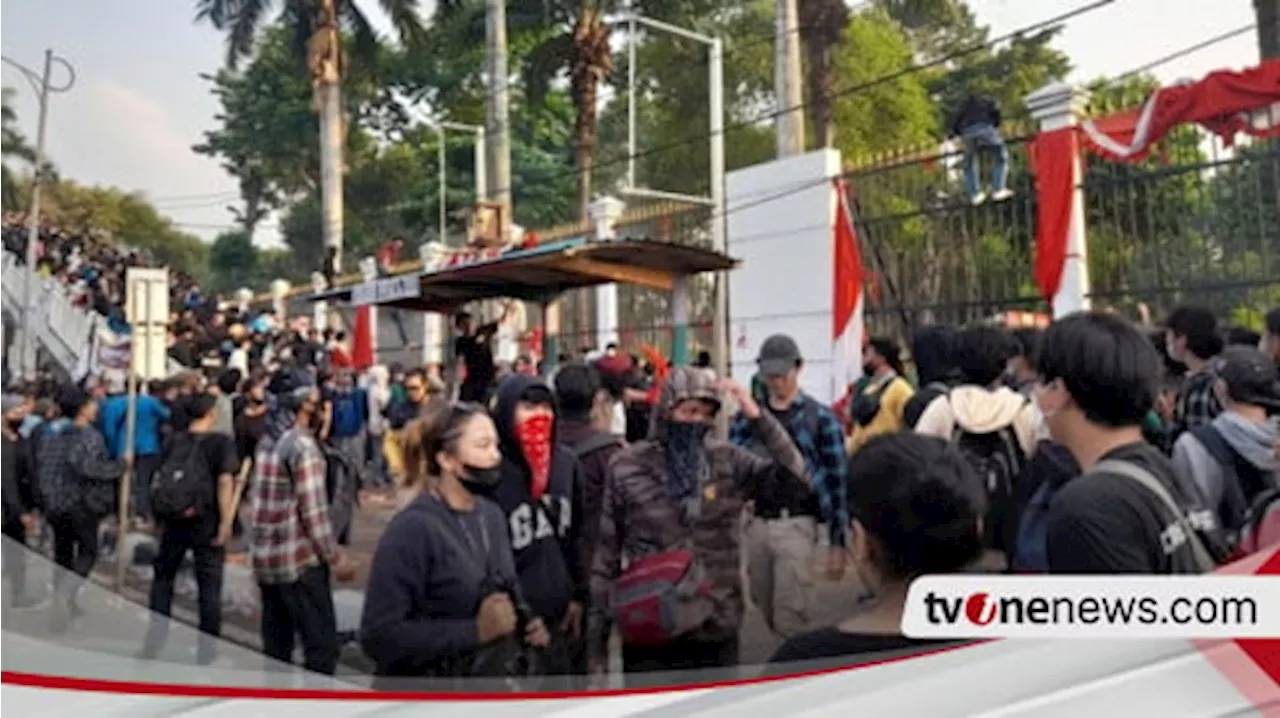 Massa Aksi Demo DPR Ricuh, Rusak Halte Bus Depan Gedung DPR/MPR RI