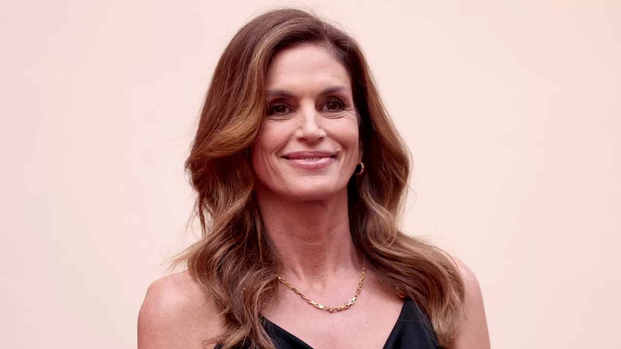 A 58 anni Cindy Crawford si chiede se non sia ora di farsi ossessionare meno dai trattamenti beauty