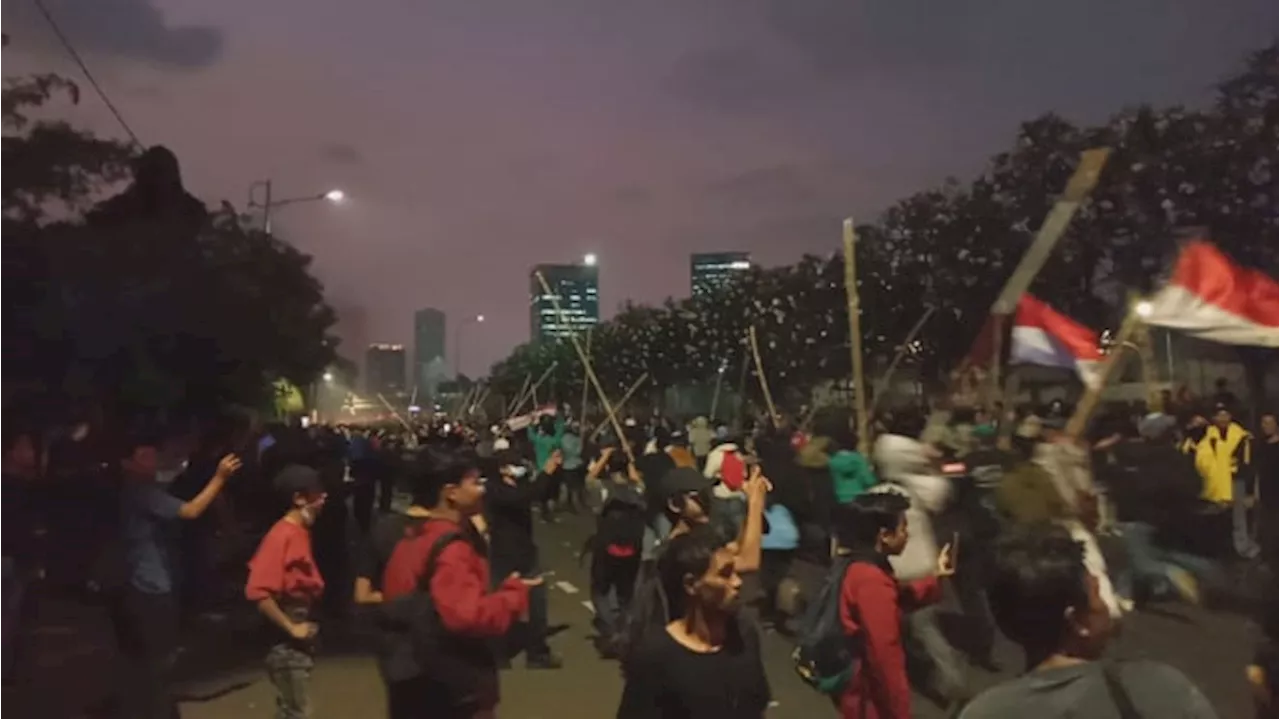 Demo Depan DPR Belum Bubar, Gerombolon Anak STM dengan Bambu Malah Berdatangan