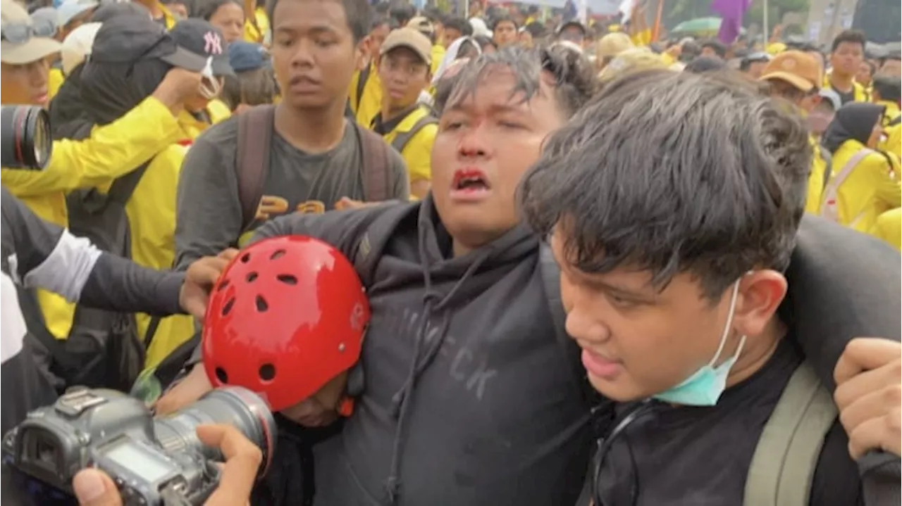 Demo Tolak RUU Pilkada di Depan DPR Ricuh, Banyak Mahasiswa Terluka di Kepala