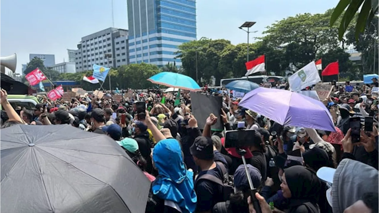 Pendemo Mulai Penuhi Depan Gedung DPR, Jalan Sudah Ditutup