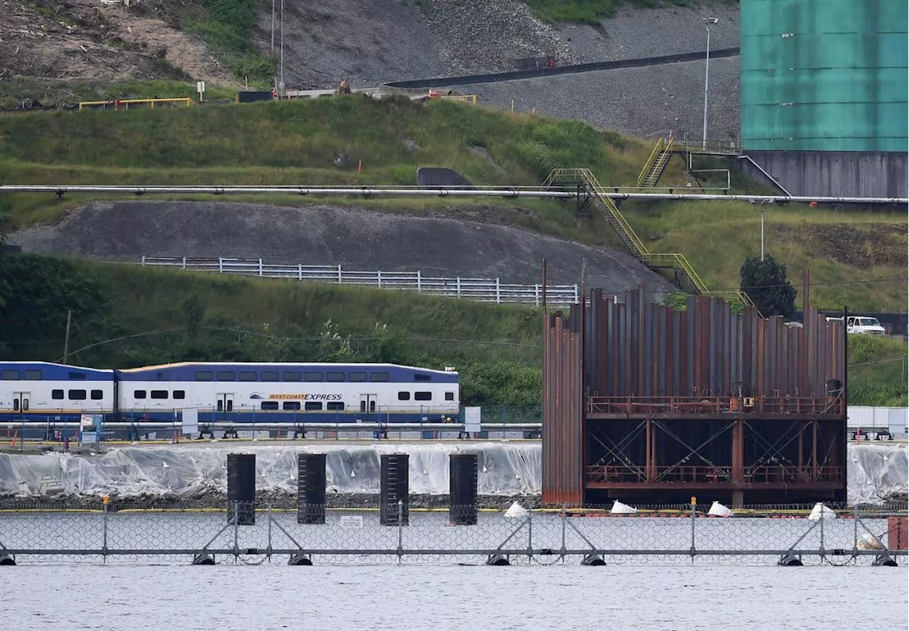 B.C. commuters left without West Coast Express as railways lock out workers