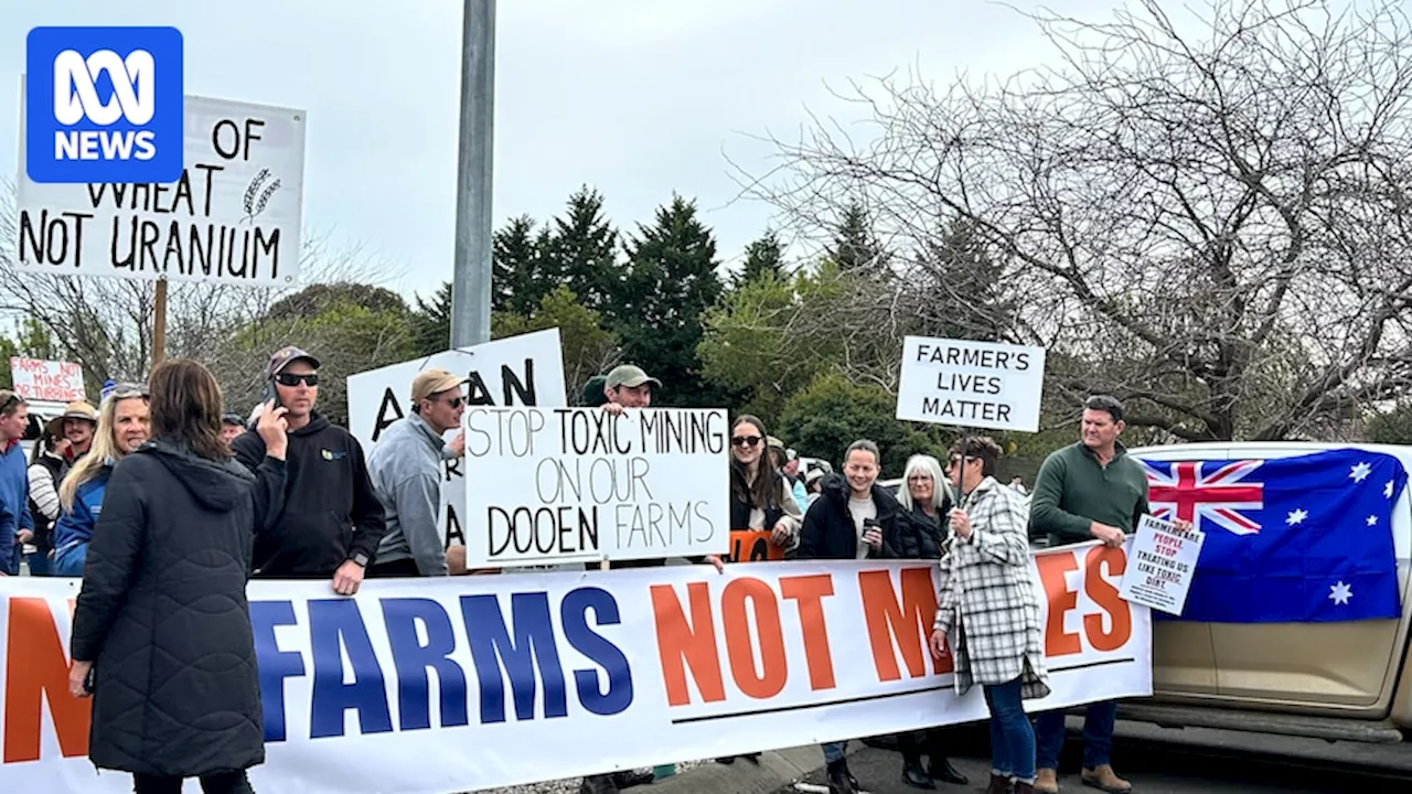 Protesters gather ahead of Victorian Premier Jacinta Allan's Rural Press Club address