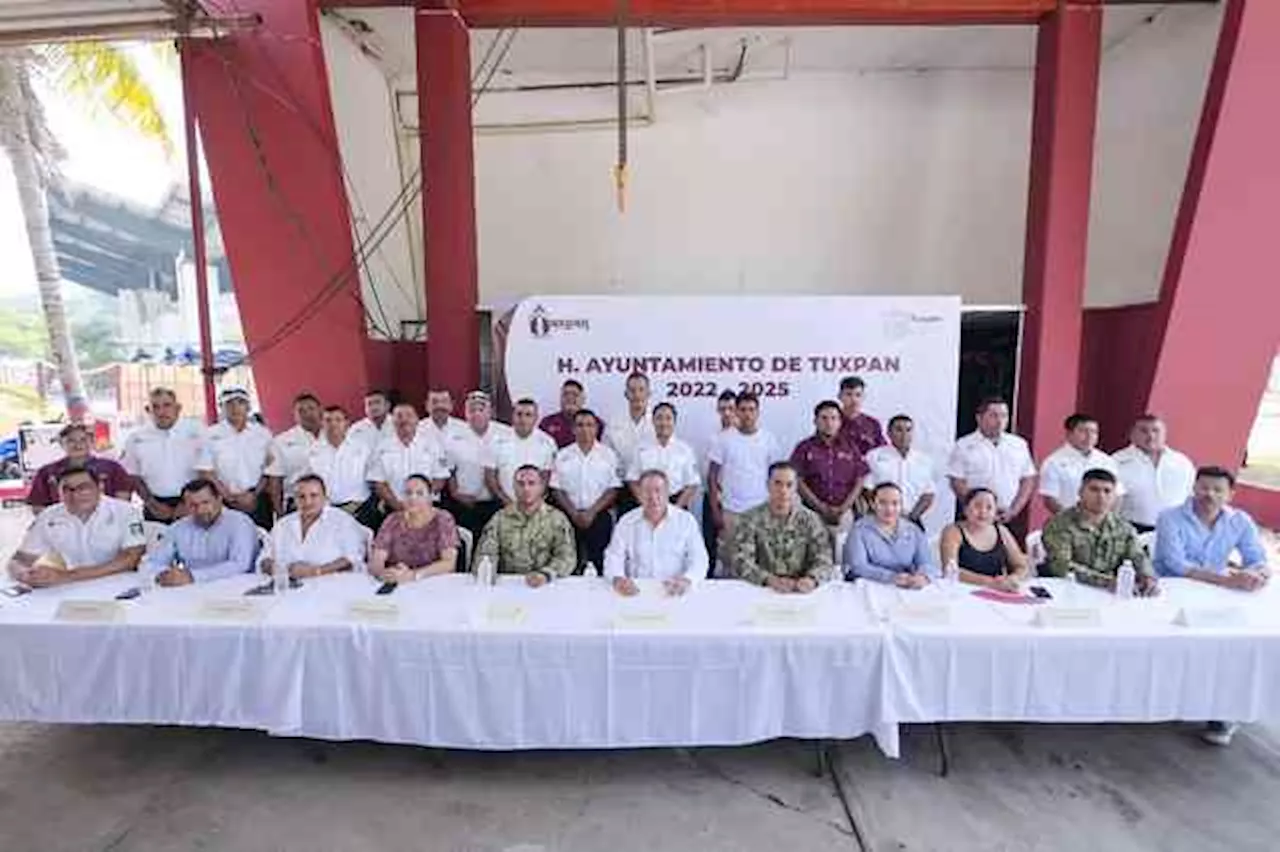 Gobierno de Tuxpan felicitó y festejó a los bomberos en su día