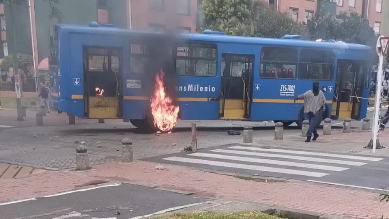 Encapuchados incendiaron SITP en Bosa en medio de fuerte manifestación en Bogotá