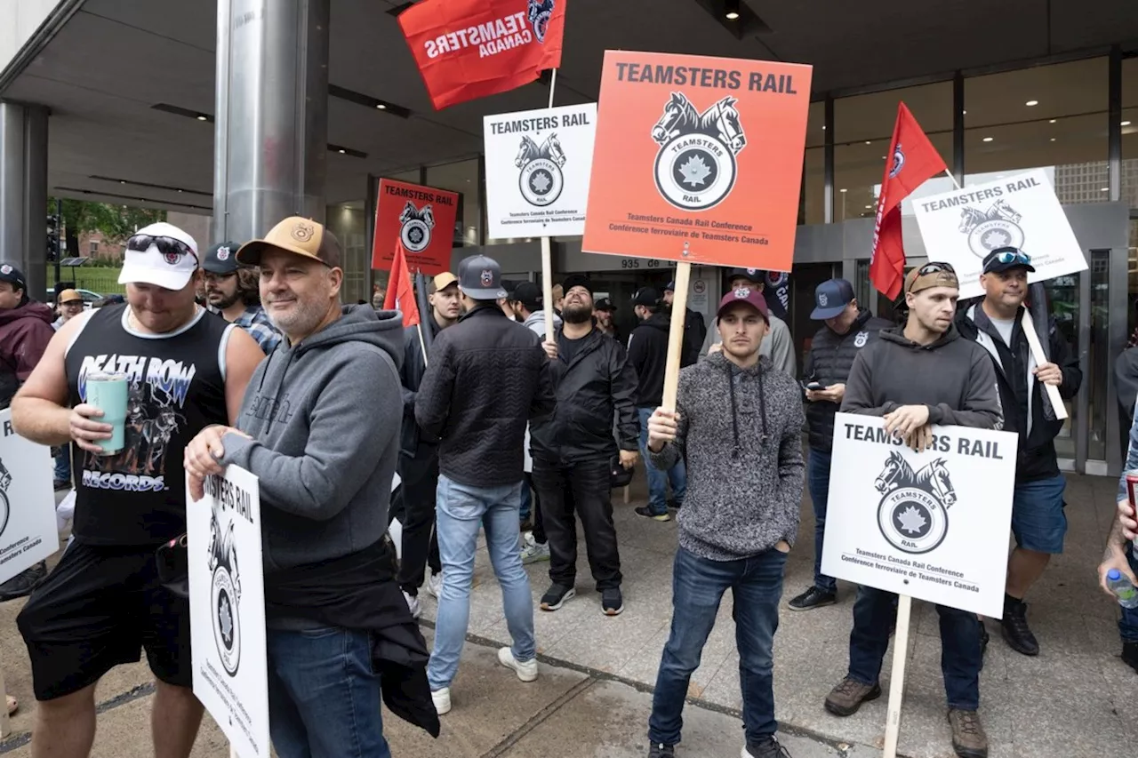 Rail stoppage: Montreal commuters eye alternatives as trains halted for second day