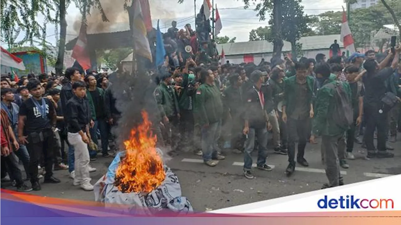 Demo di Depan Kantor DPRD Sumut Memanas, Bakar Ban hingga Lempar Botol