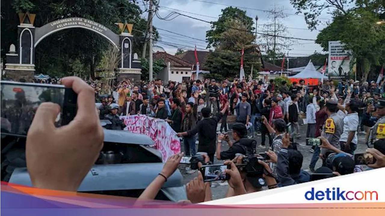 Polisi Tembakkan Gas Air Mata-Tangkap Dua Mahasiswa Saat Bubarkan Demo di NTB