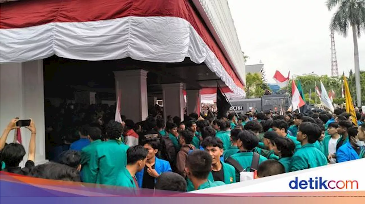 Rusak Gerbang, Mahasiswa di Aceh Geruduk Gedung DPRA