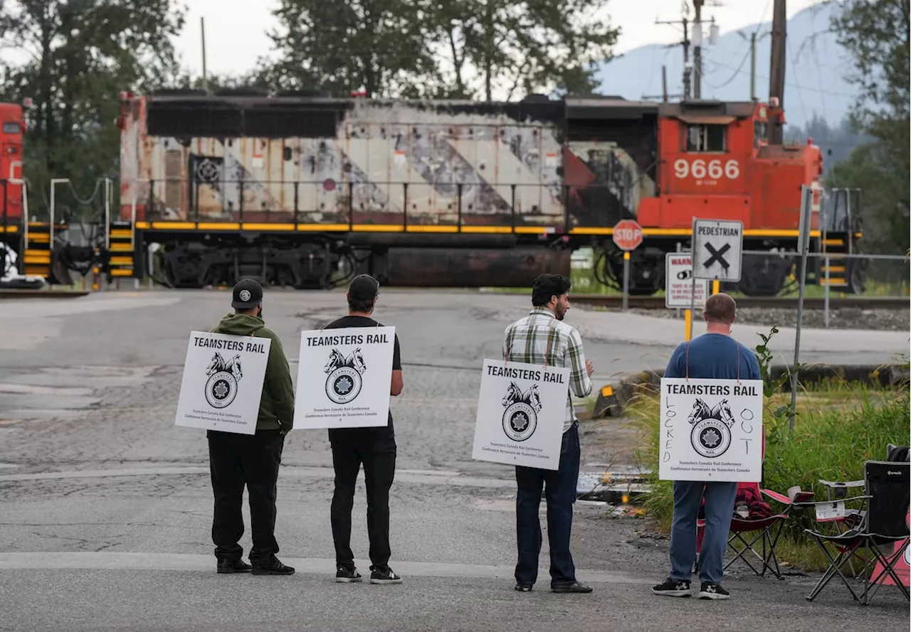 Teamsters take down picket lines at CN Rail, stoppage continues at CPKC