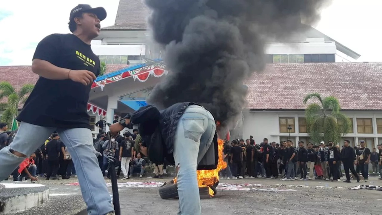 Unjuk Rasa di Palangka Raya Ricuh, Terjadi Saling Dorong dan Pelemparan Batu