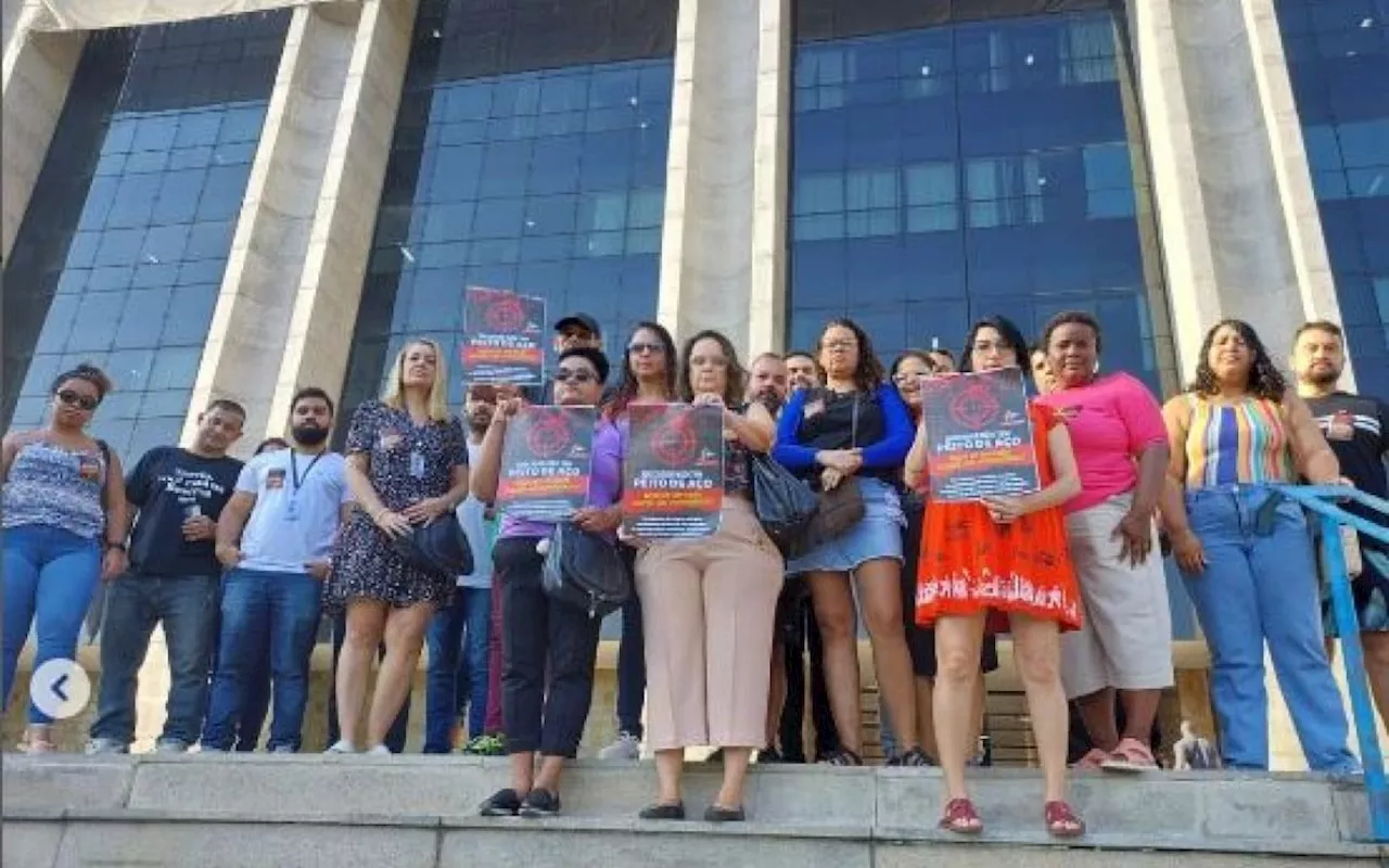 Profissionais de educação protestam contra abertura de escolas durante operações na Maré