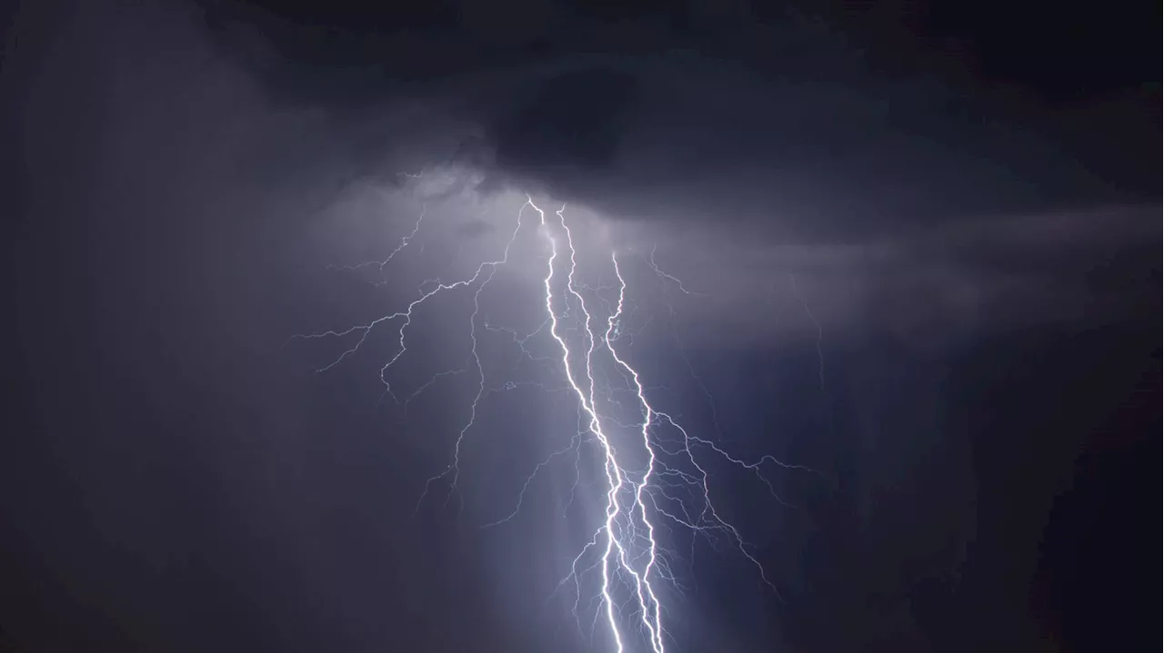 Météo : après des pluies intenses en Bretagne, une diagonale orageuse traverse la France ce week-end