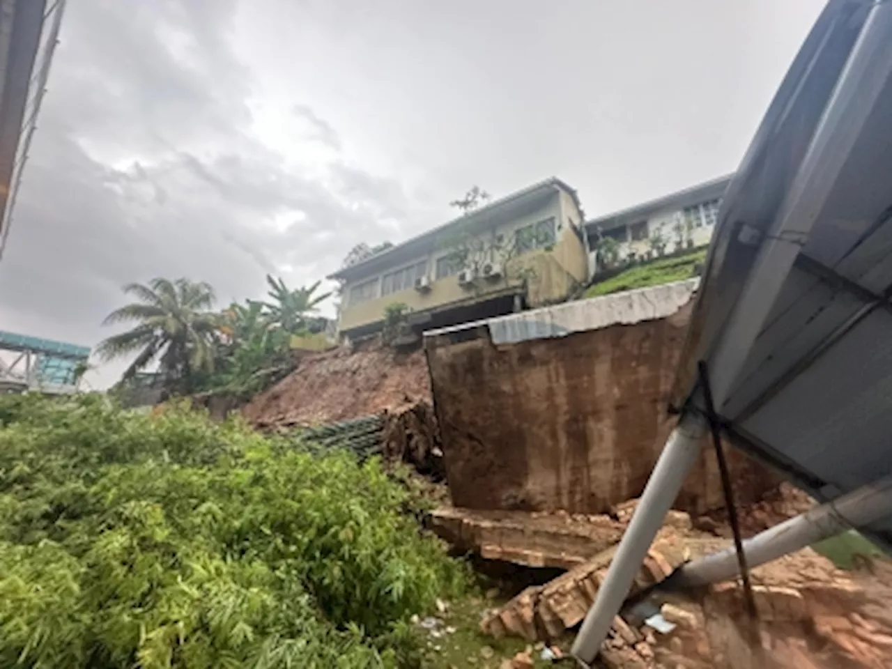 Retaining wall near Jalan Genting Klang collapses from continuous rain, quake-like tremors felt, witness says