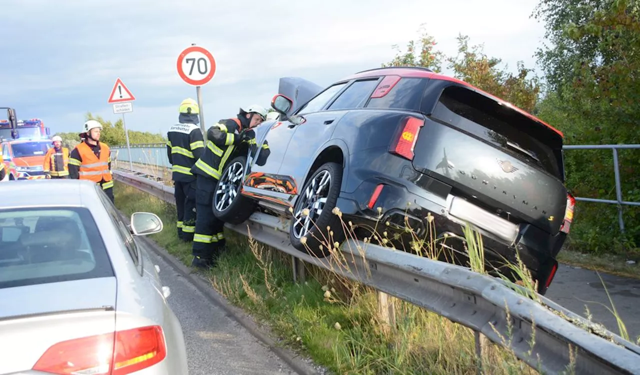 Unfall gibt Rätsel auf: SUV fährt auf Leitplanke auf und bleibt stecken