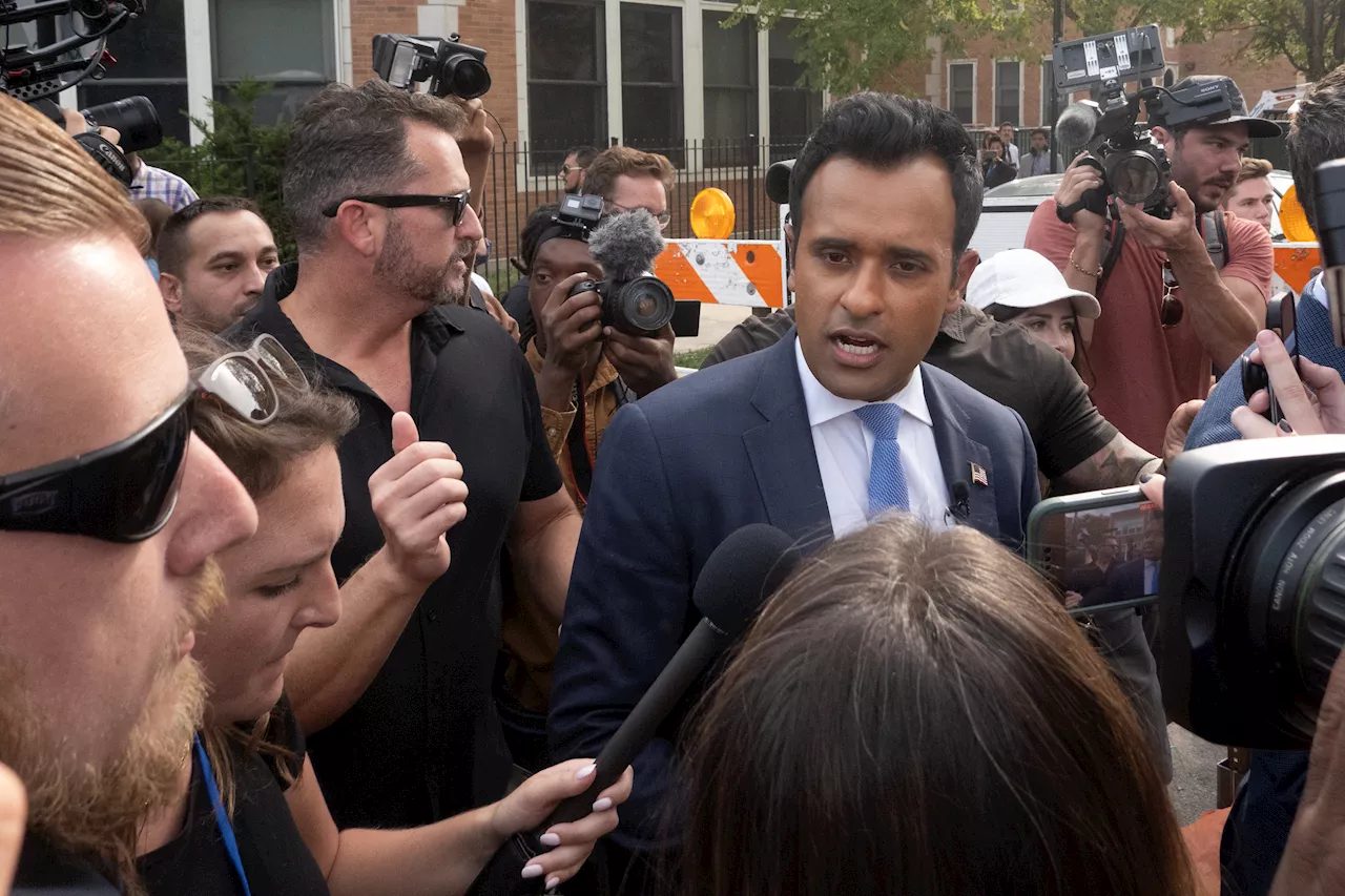 Vivek Ramaswamy swarmed by anti-Israel protesters — and 'Crackhead Barney' — just blocks from DNC