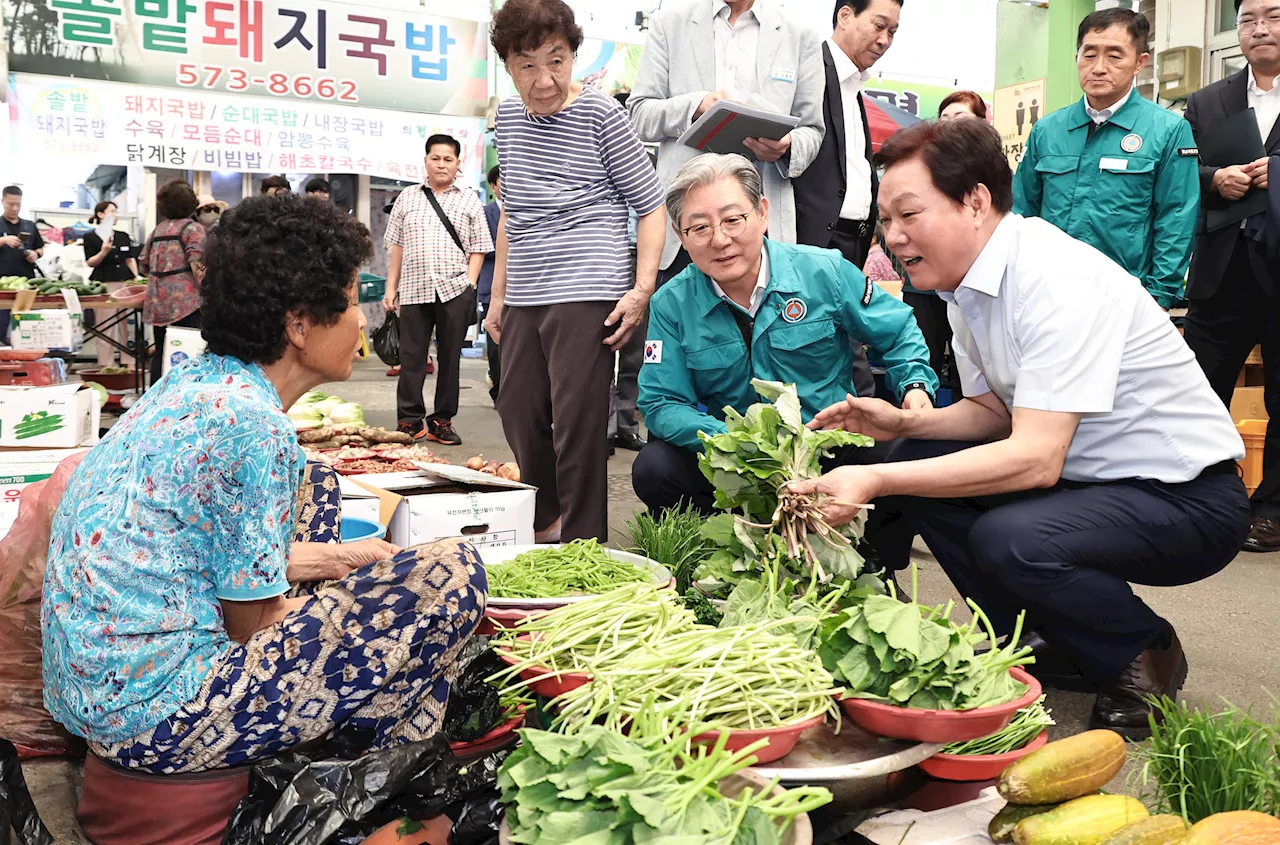 박완수, 의령 찾아 시장 보고 어르신들과 영화 보고