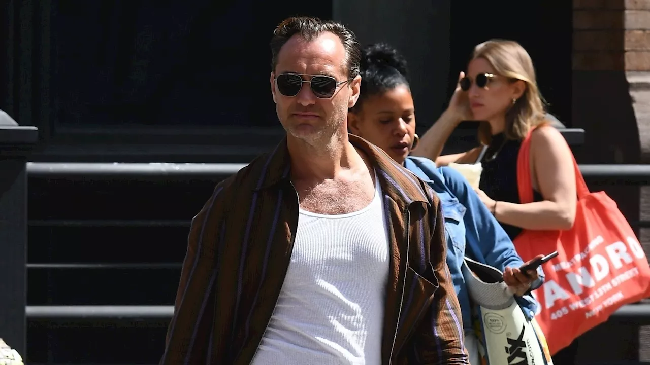 Jude Law spaziert im lässigen Leinen-Outfit durch New York