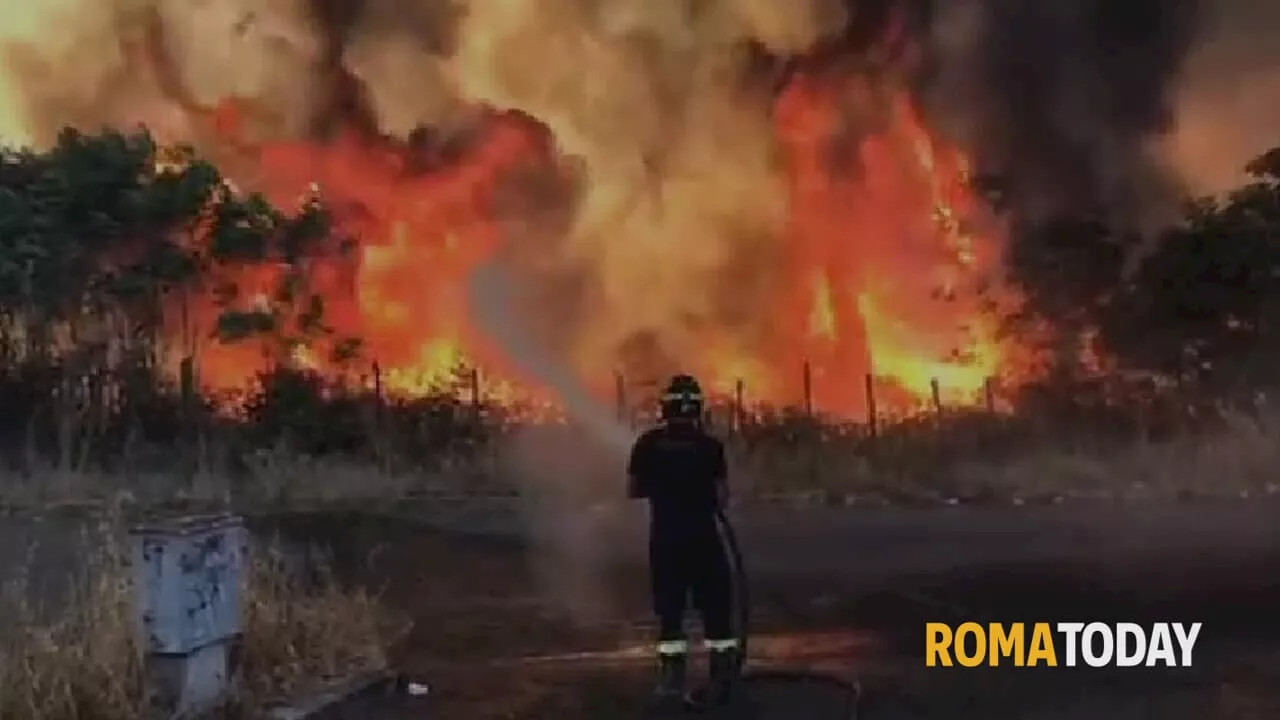 Incendio a Roma, brucia il pratone tra Torre Spaccata e Cinecittà est: gravi 4 soccorritori