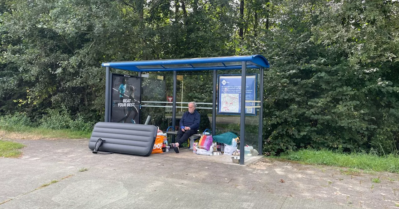 John (72) raakte dakloos en 'woont' nu in een bushokje bij Dalen