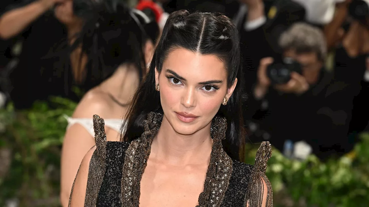 Kendall Jenner slays with iconic Victoria Beckham leg-up couch pose (PHOTO)