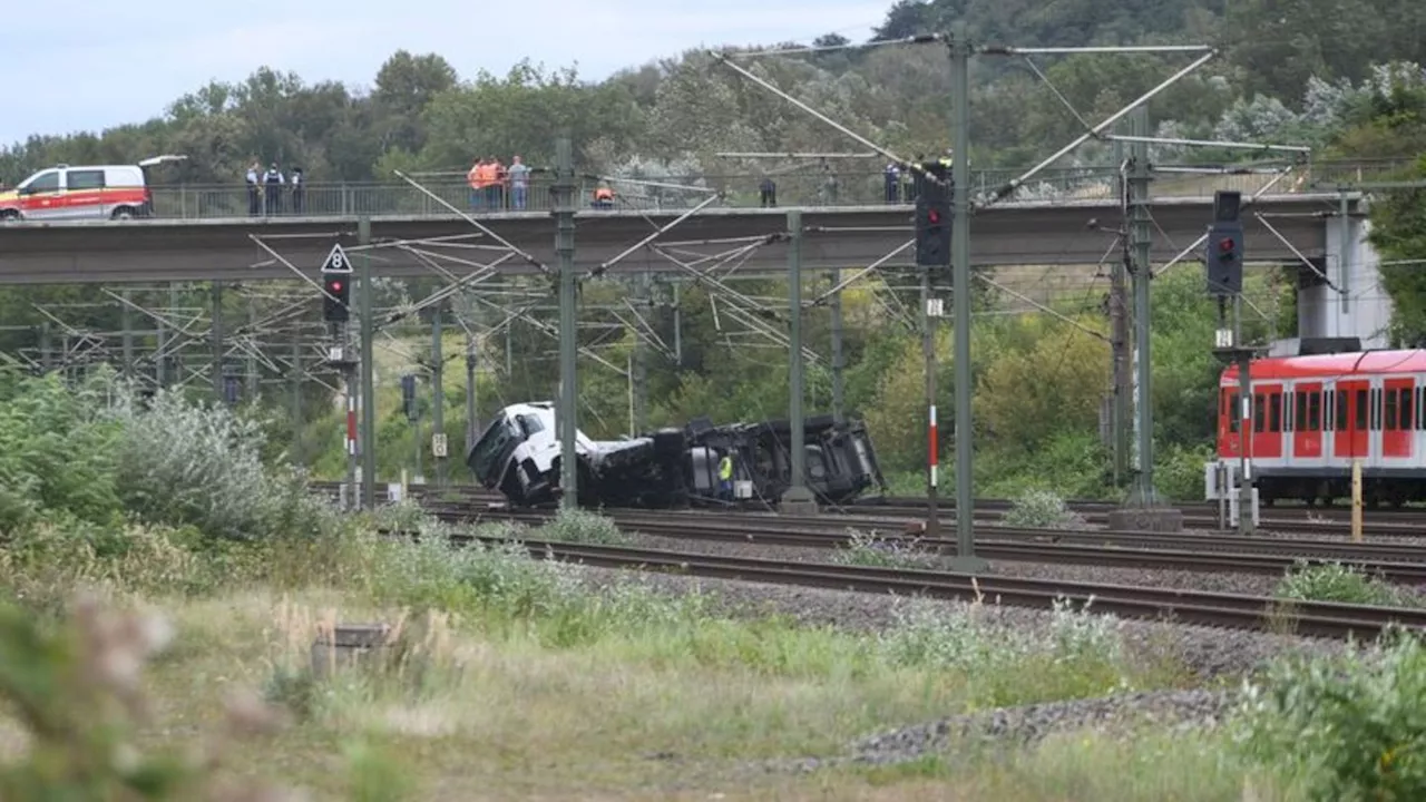 Unfall: Lastwagen stürzt auf Bahnstrecke Köln-Aachen