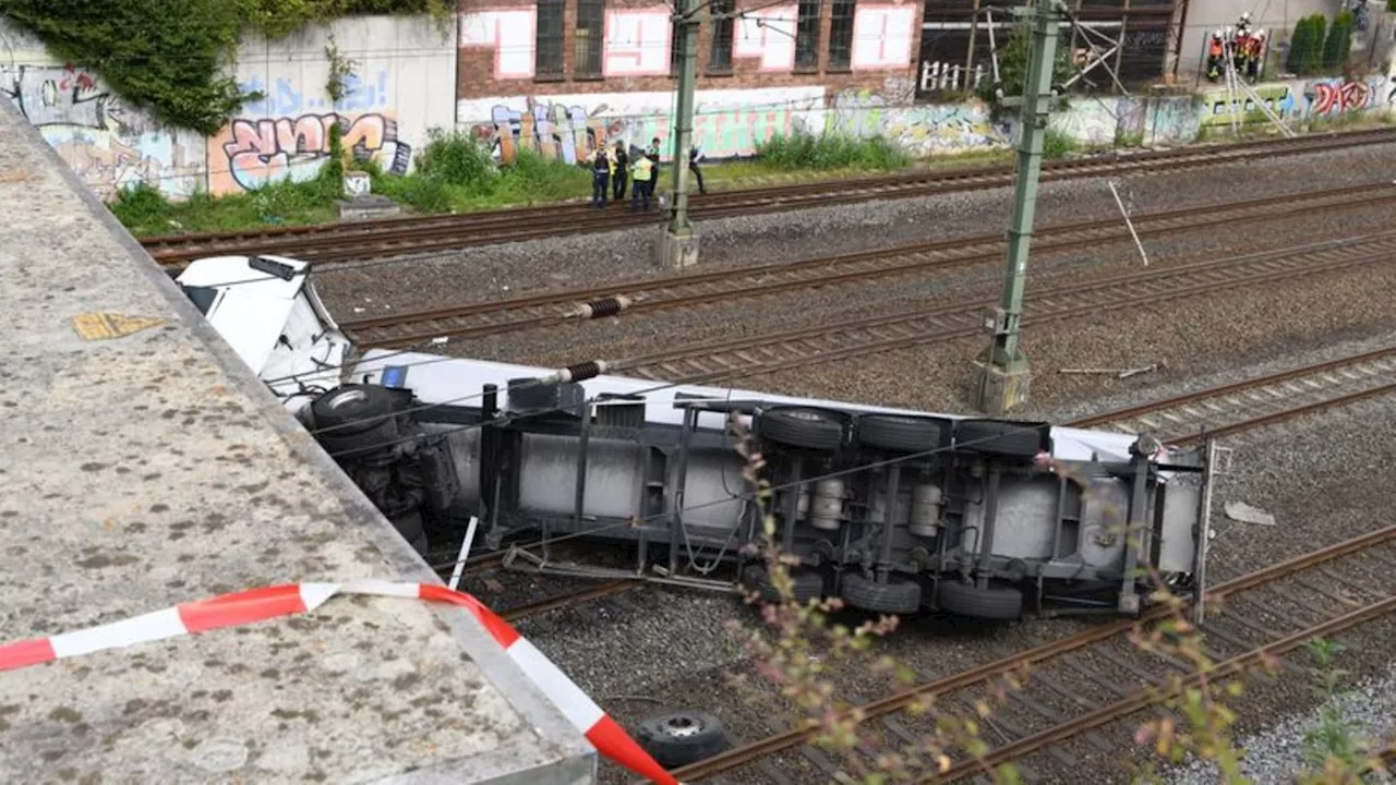 Unfall: Lastwagen stürzt von Brücke auf Gleise