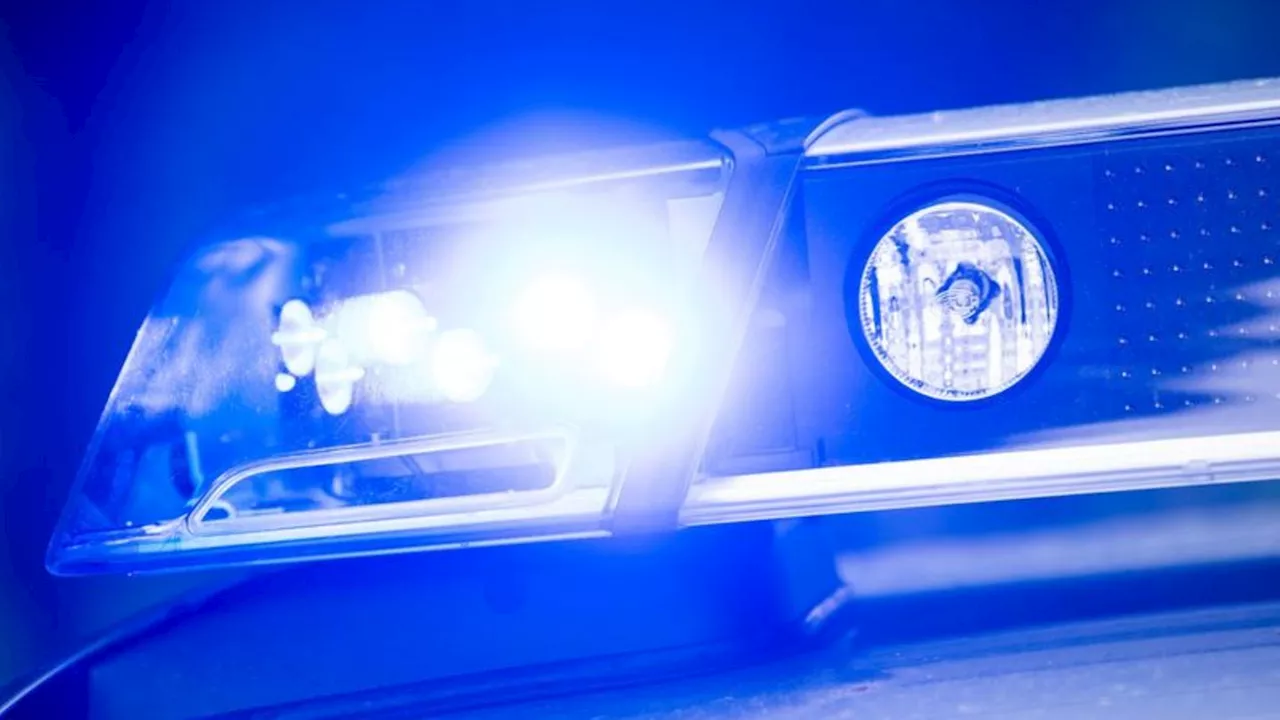 Widerstand gegen Beamte: Mann soll Polizeiauto beschädigt und Beamte verletzt haben