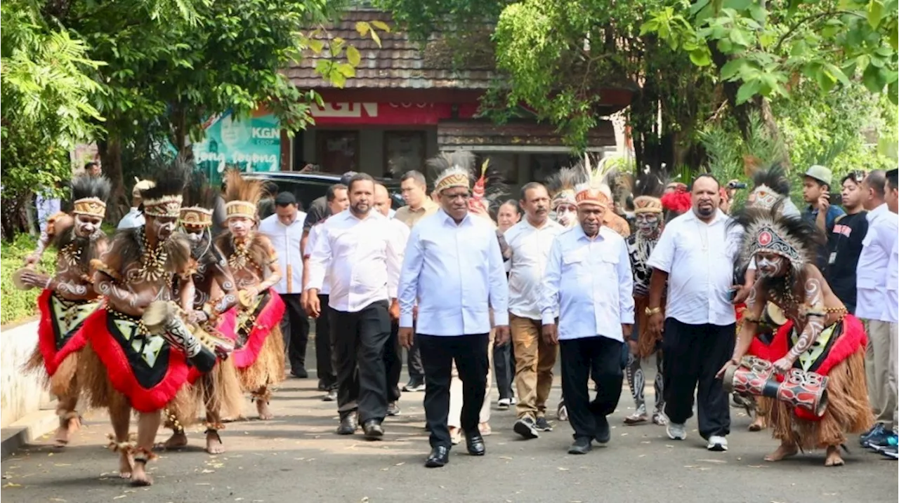 Jadi Calon Gubernur Papua Tengah, John Wempi Wetipo Tiba di Kantor DPP Gerindra Disambut Tarian Papua