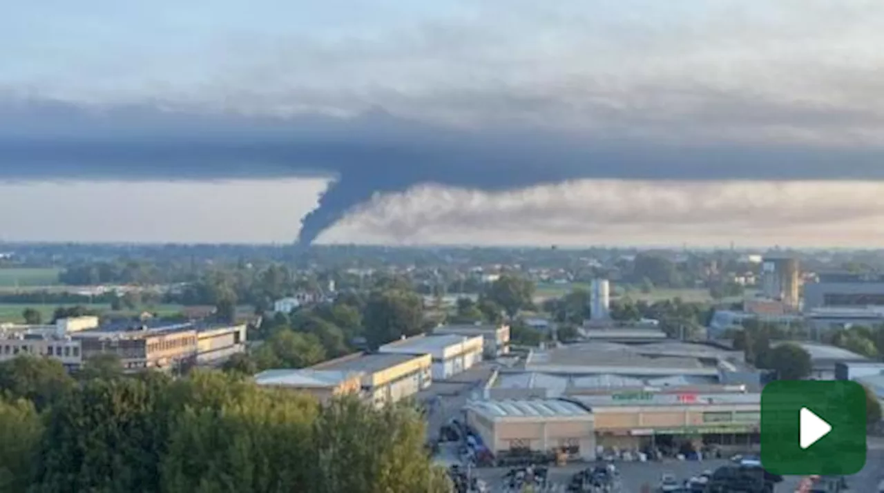 Reggio Emilia, vasto incendio in un capannone industriale a Cadelbosco di Sopra