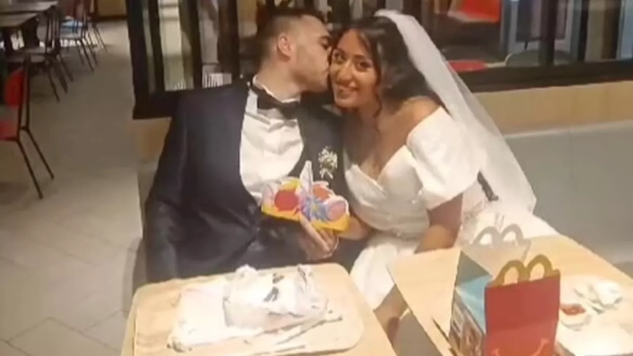 Gli sposi che festeggiano il matrimonio al McDonald's: 'Qui perché siamo poveri'