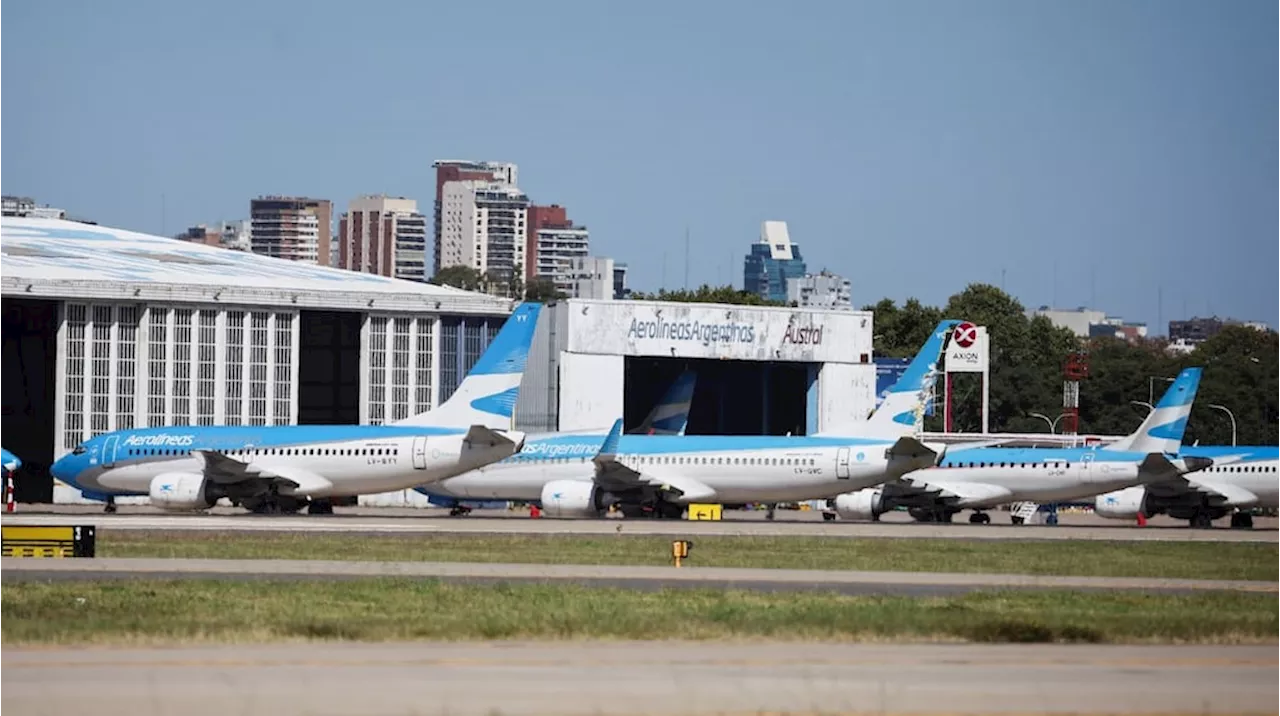 Aerolíneas Argentinas denunció a dos gremios aeronáuticos por un “paro encubierto” y les descontará los días