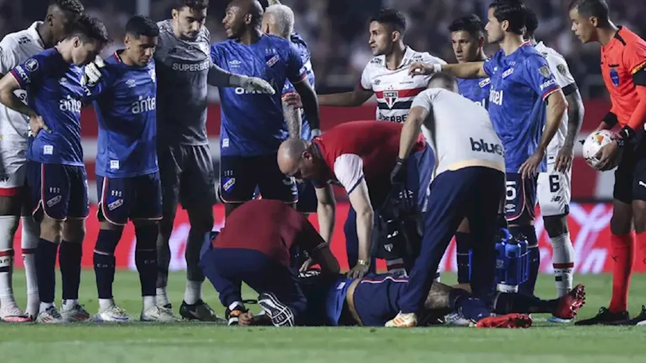 Futbolista de Nacional se desvanece en el campo durante un partido en Copa Libertadores