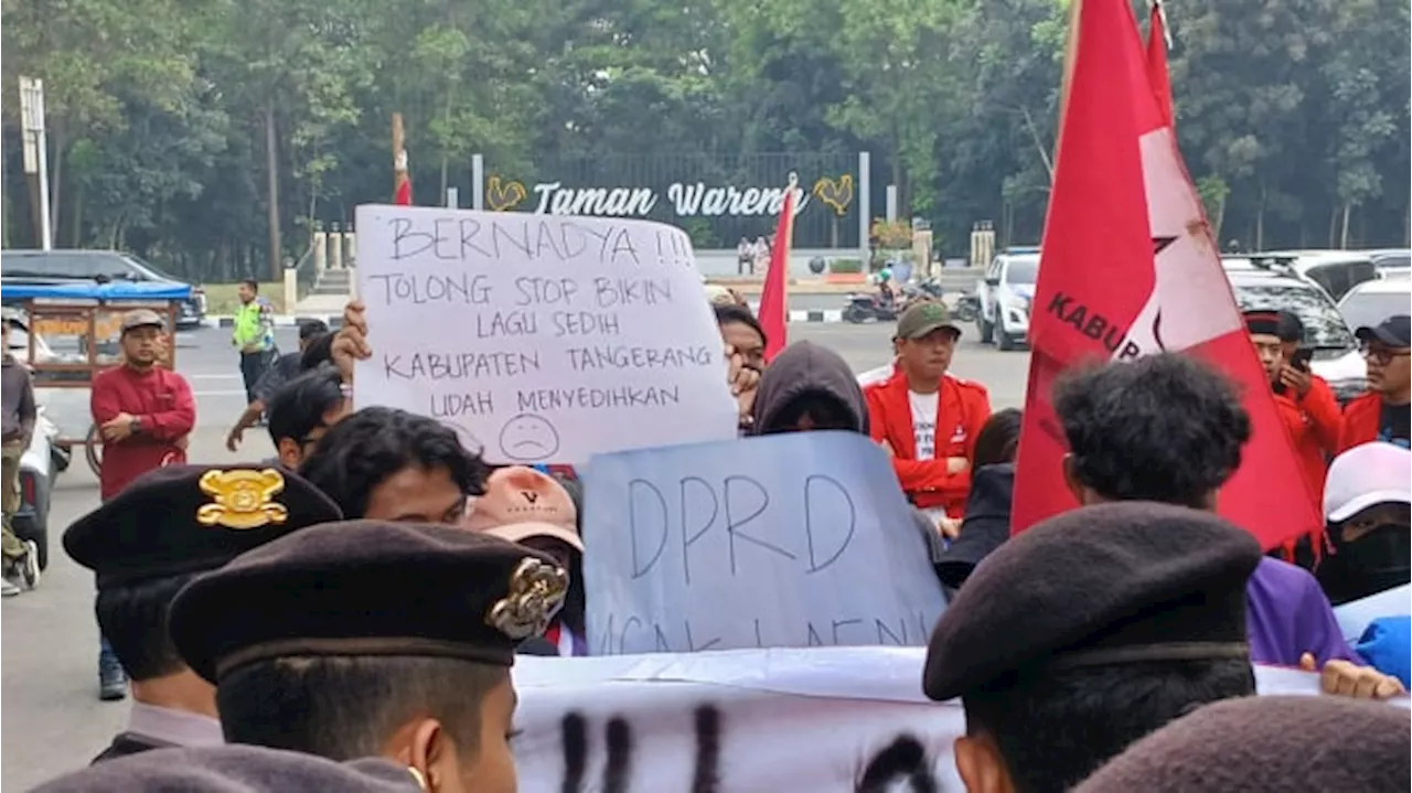 Mahasiswa Demo Pelantikan Anggota DPRD Tangerang Berujung Ricuh