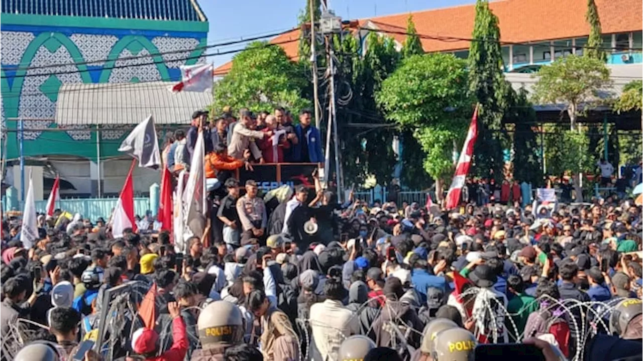 Ricuh, Ribuan Mahasiswa Gelar Aksi Kawal Putusan MK di Gedung DPRD Jatiim