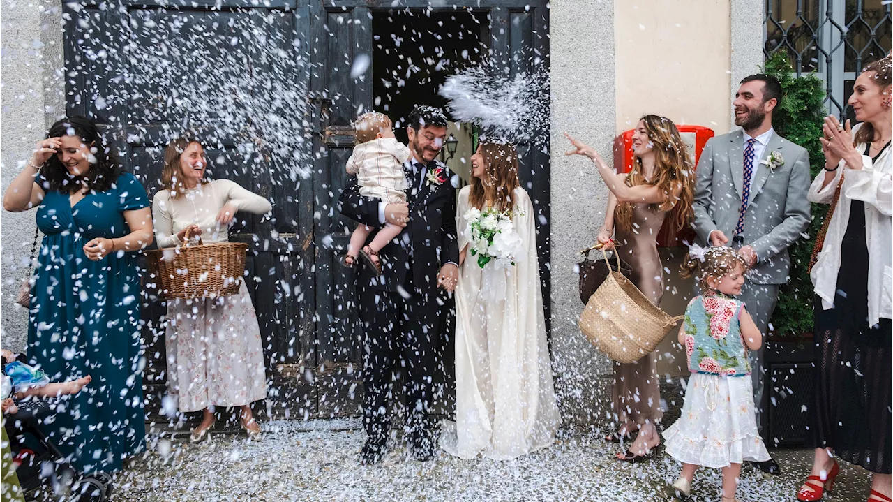 Matrimonio nella campagna del Pavese. L'abito da sposa tre pezzi trasformabile è stato disegnato dalla sposa con l'amica