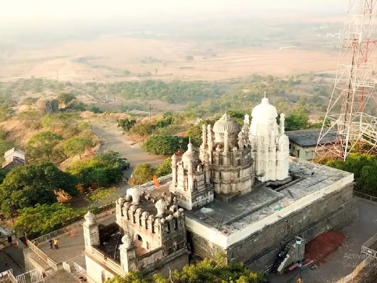 मशिदीप्रमाणे दिसणारे महाराष्ट्रातील रहस्यमयी शिव मंदिर; गर्भगृहातील खंदकात लपविलीत 5 शिवलिंगे