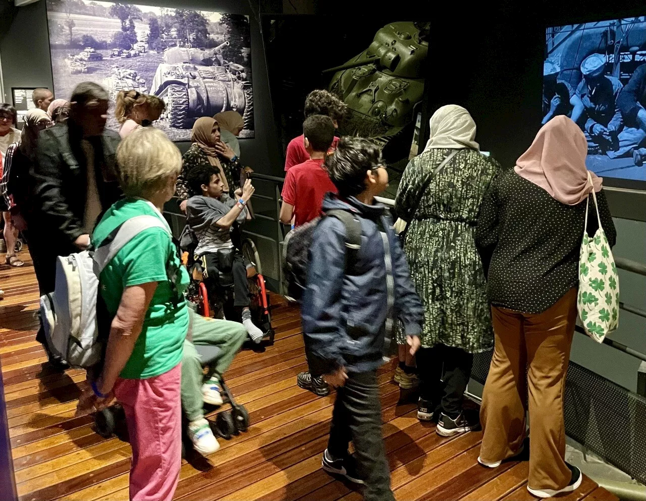 500 habitants du Calvados 'oubliés des vacances' visitent le Mémorial de Caen