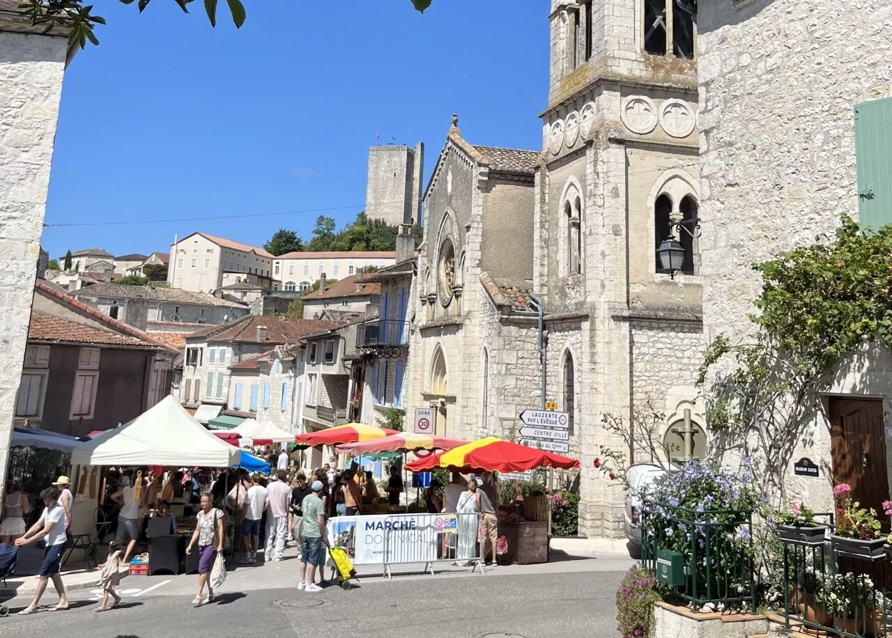 Insolite : petit mode d'emploi humoristique du village de Montcuq pour les touristes