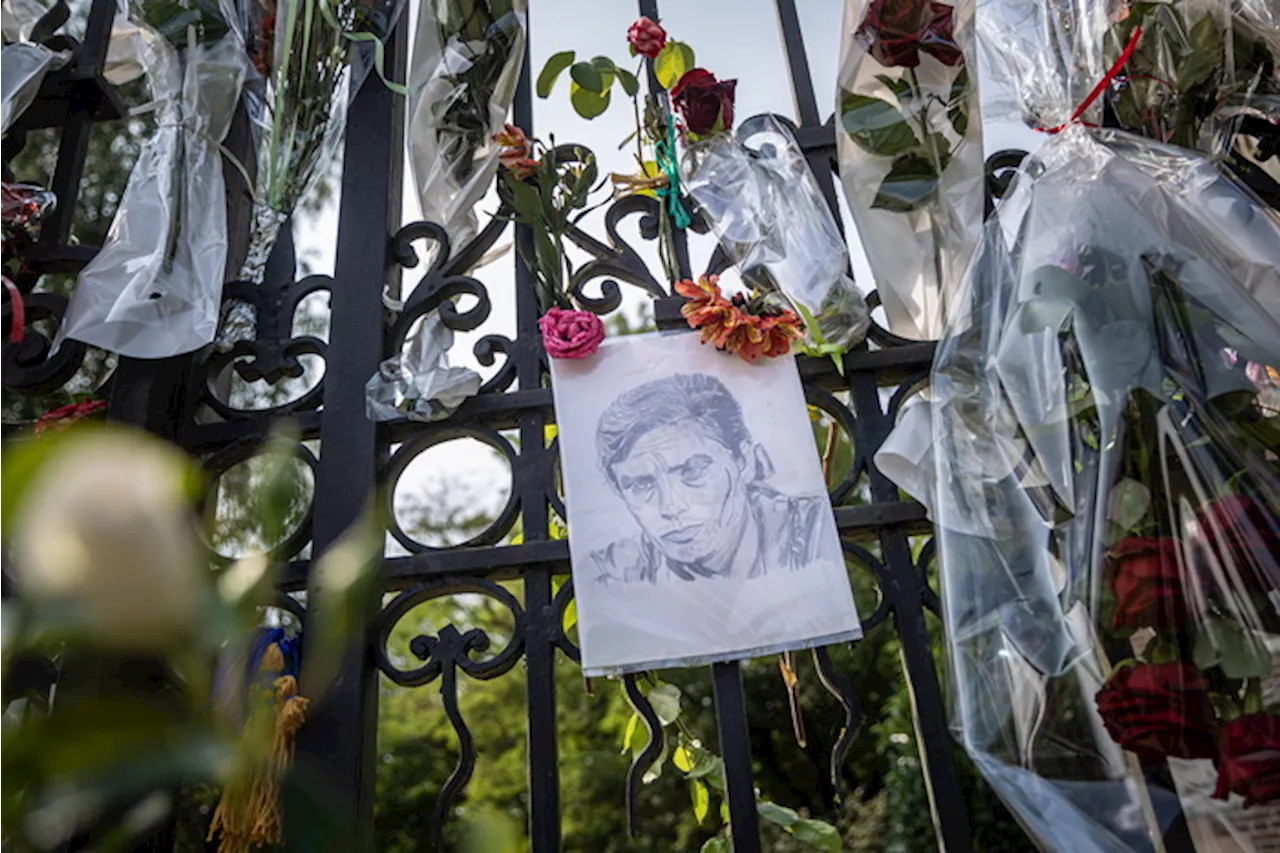 Familiari e fan si radunano per i funerali di Alain Delon