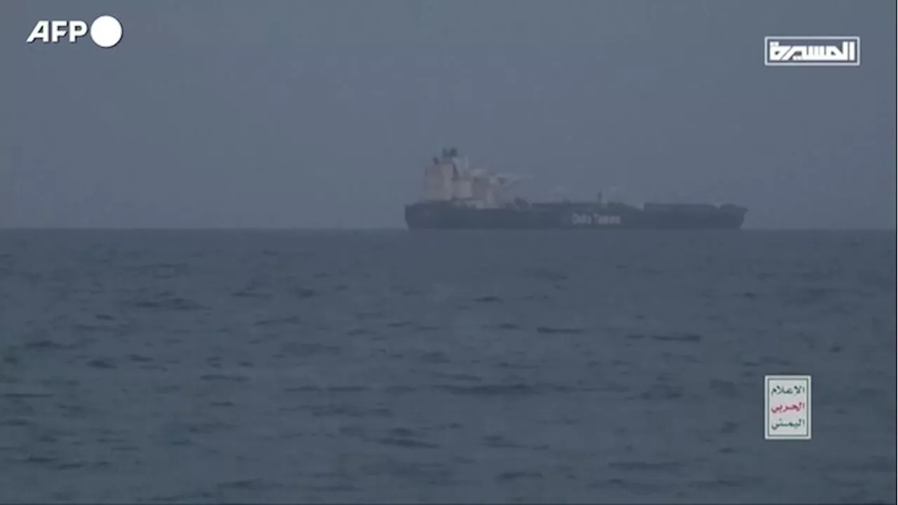 Mar Rosso, petroliera abbandonata colpita dagli Houthi (che diffondono il video)