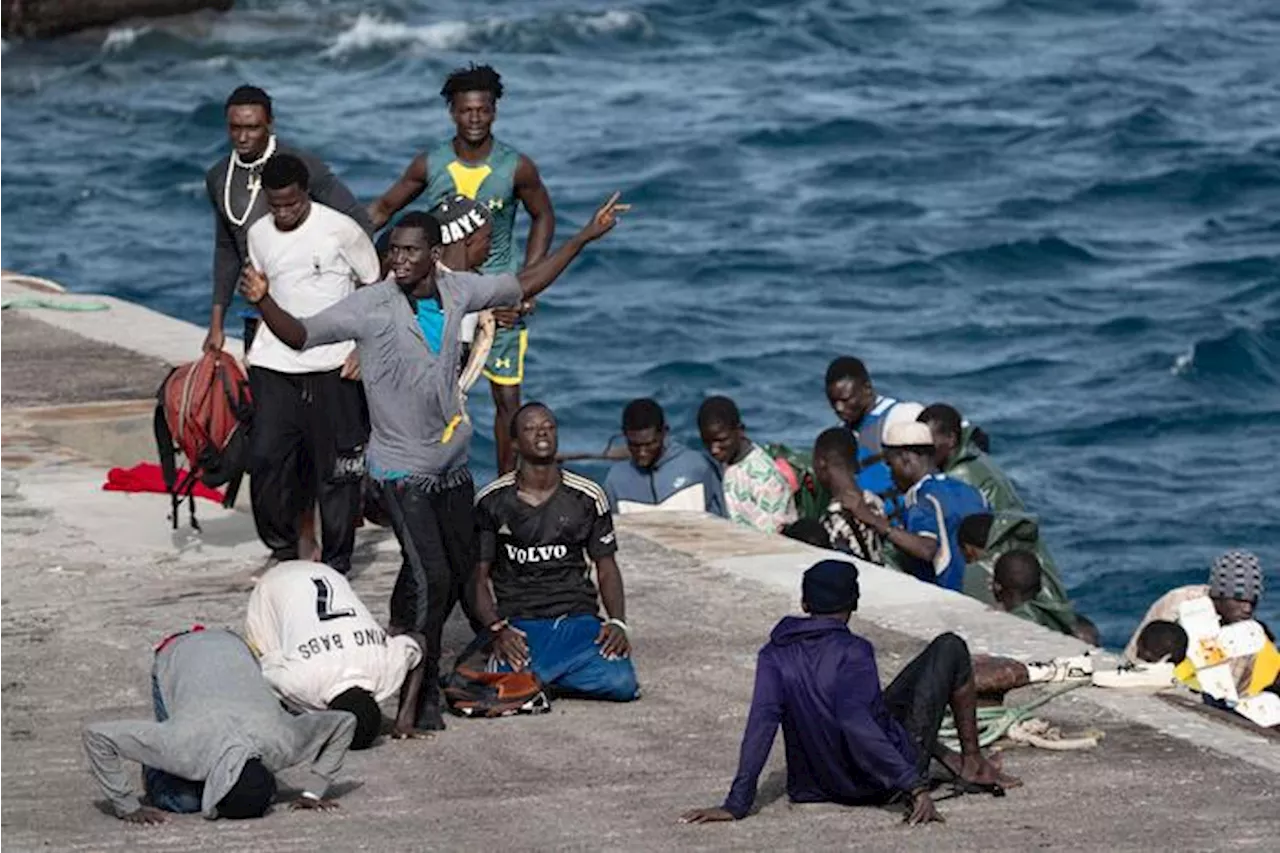 Migranti: Maxi sbarco a Lampedusa. Ragazza etiope partorisce su una carretta del mare