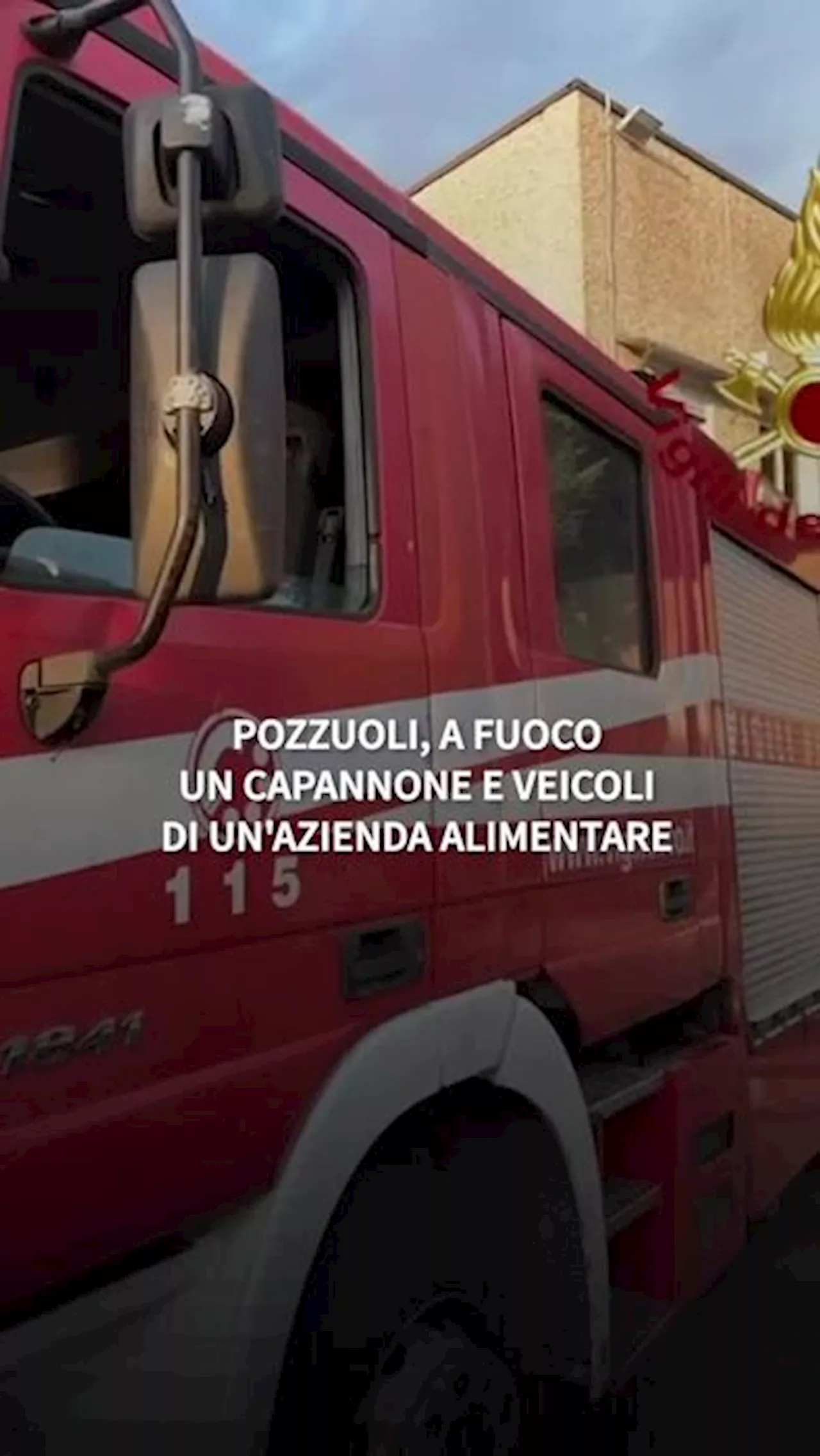 Pozzuoli, in fiamme un capannone e veicoli di un'azienda alimentare