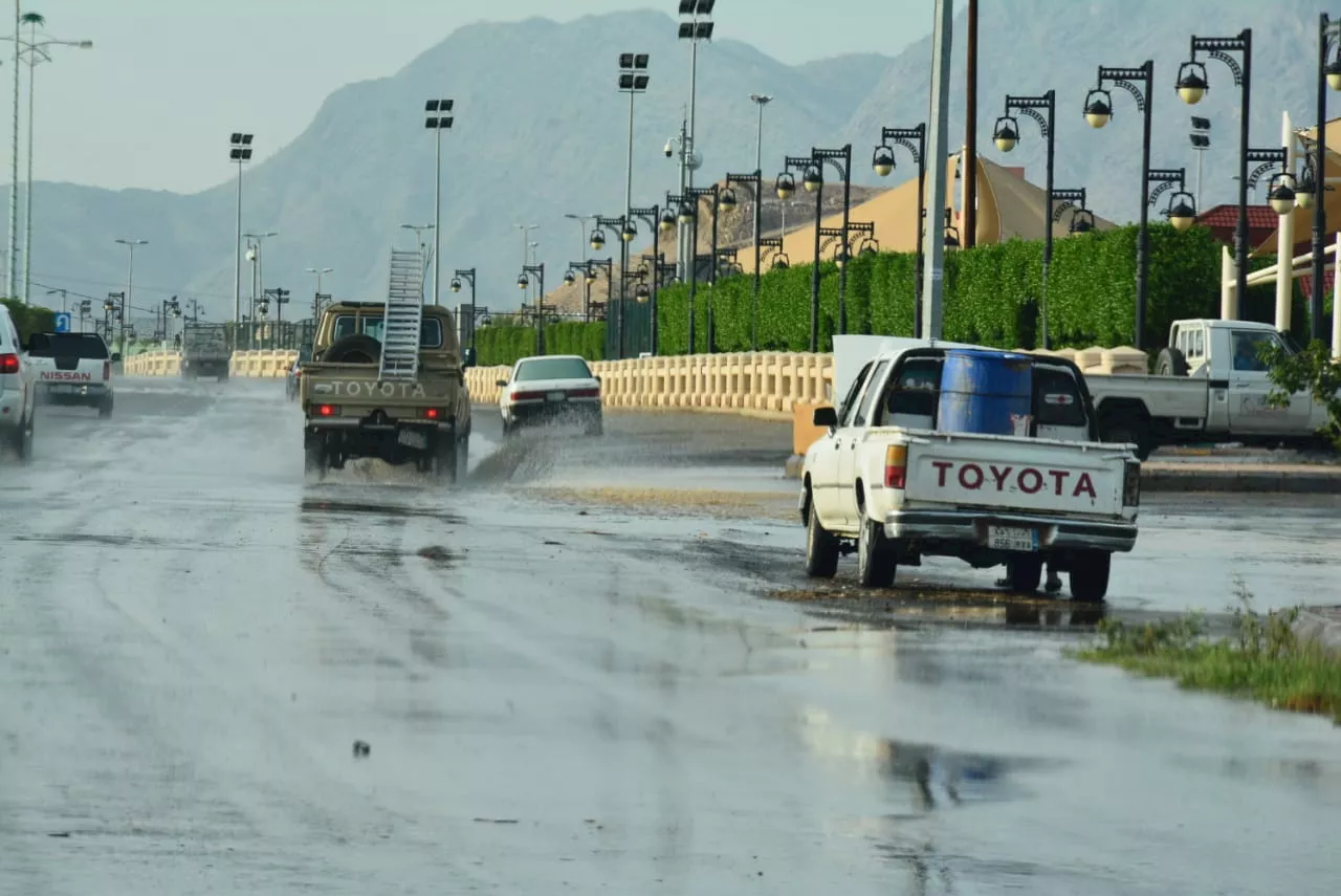 أمطار غزيرة وسيول وبرد ورياح نشطة في 5 مناطق