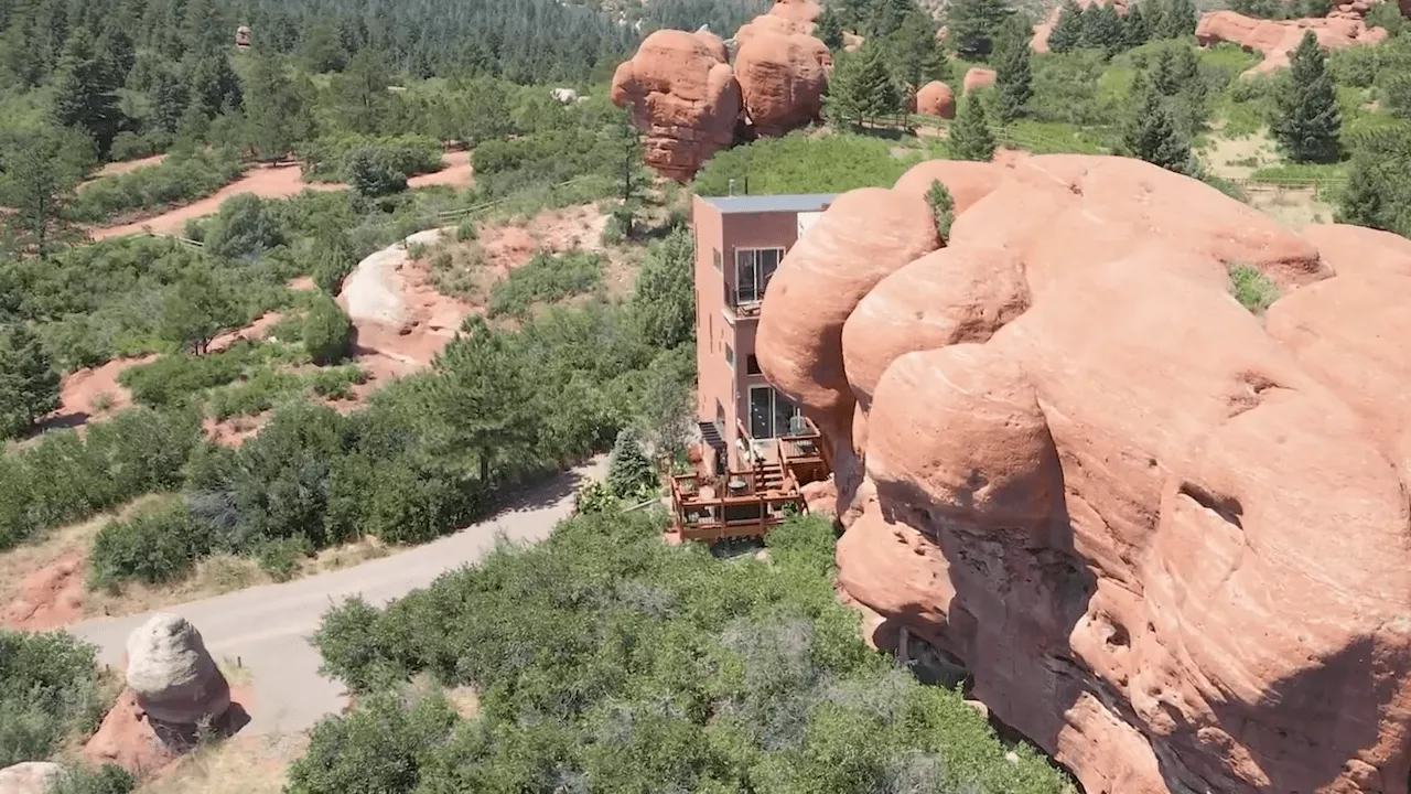 Wohnen wie die Flintstones: Felsen-Villa steht zum Verkauf